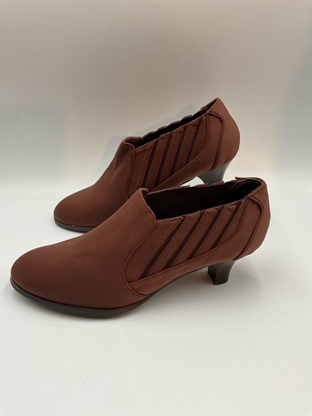 Aj Valenci Pumps Size 8.5 Rust Brown Low Kitten Heel Slip-On Pumps